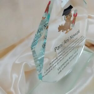 Szklana statuetka z dedykacją dla nauczyciela – idealny prezent na Dzień Nauczyciela