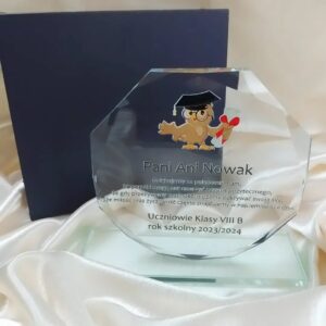 Szklana statuetka z dedykacją dla nauczyciela – idealny prezent na Dzień Nauczyciela